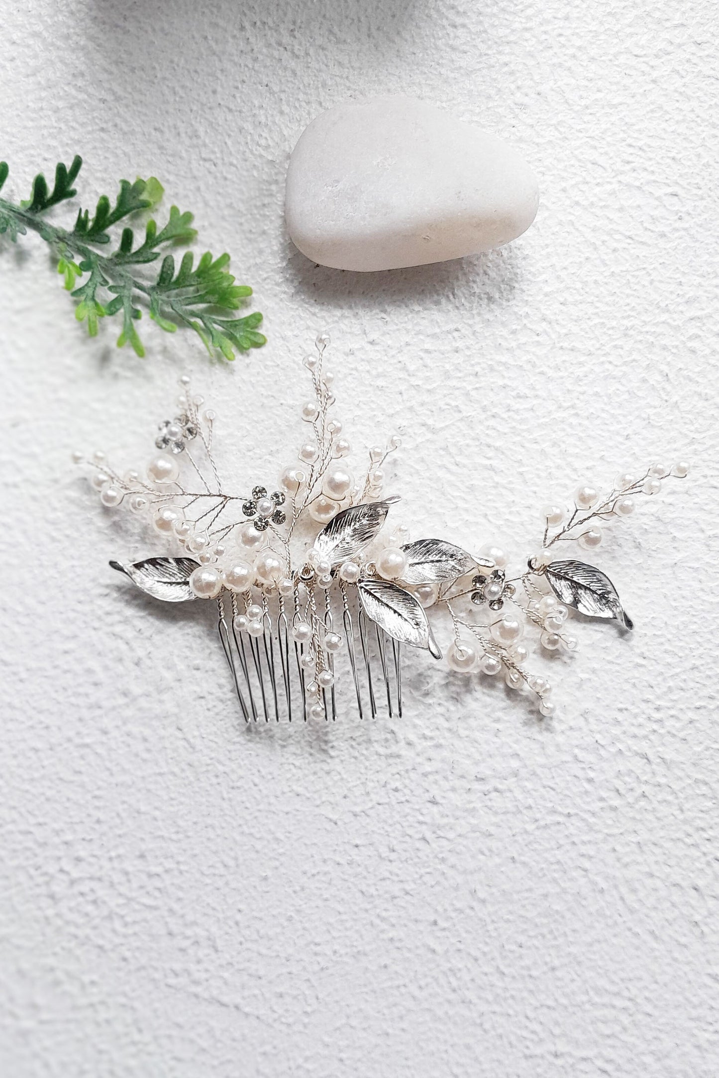 Pearl bridal hair comb in gold with crystals