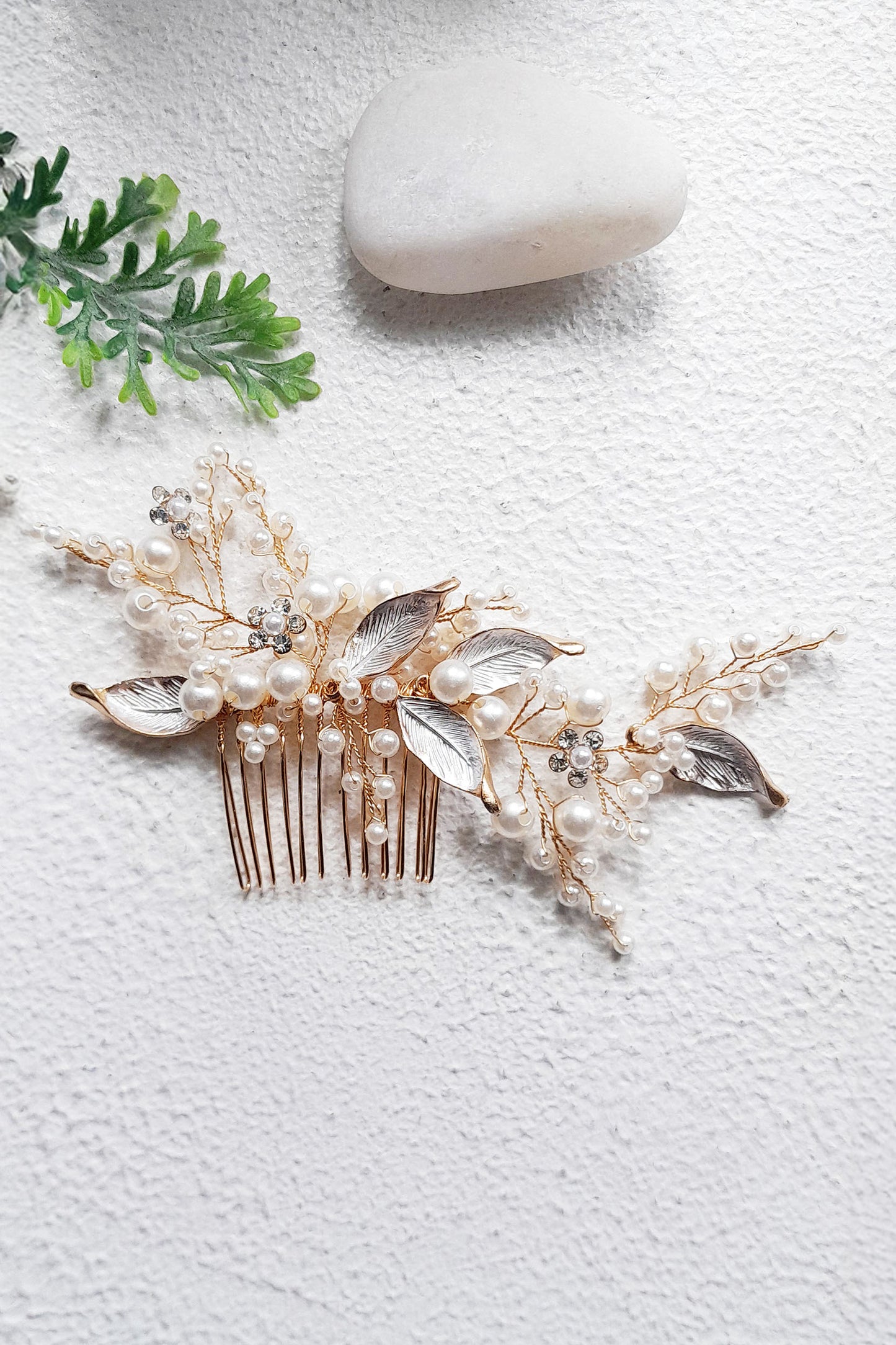Pearl bridal hair comb in gold with crystals