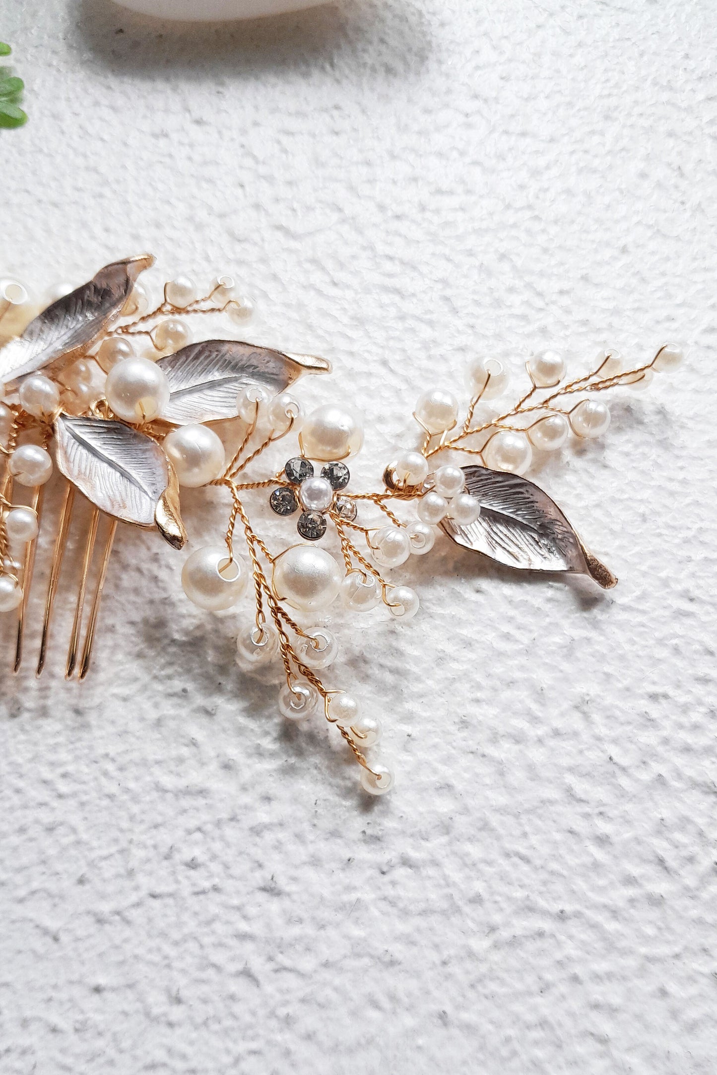 Pearl bridal hair comb in gold with crystals