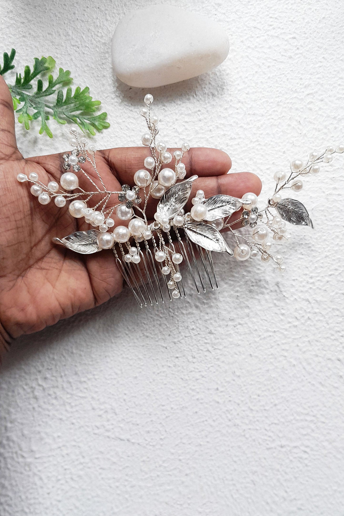 Pearl bridal hair comb in gold with crystals