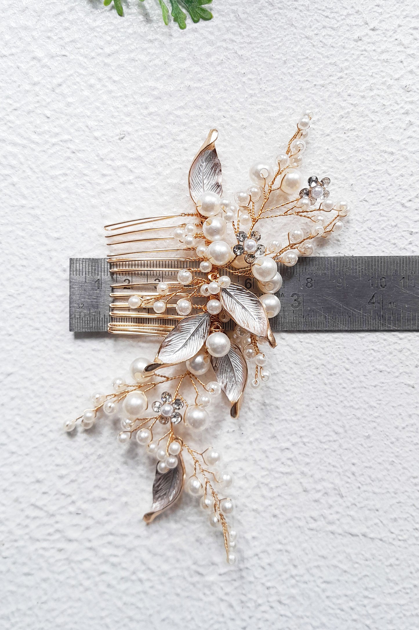 Pearl bridal hair comb in gold with crystals