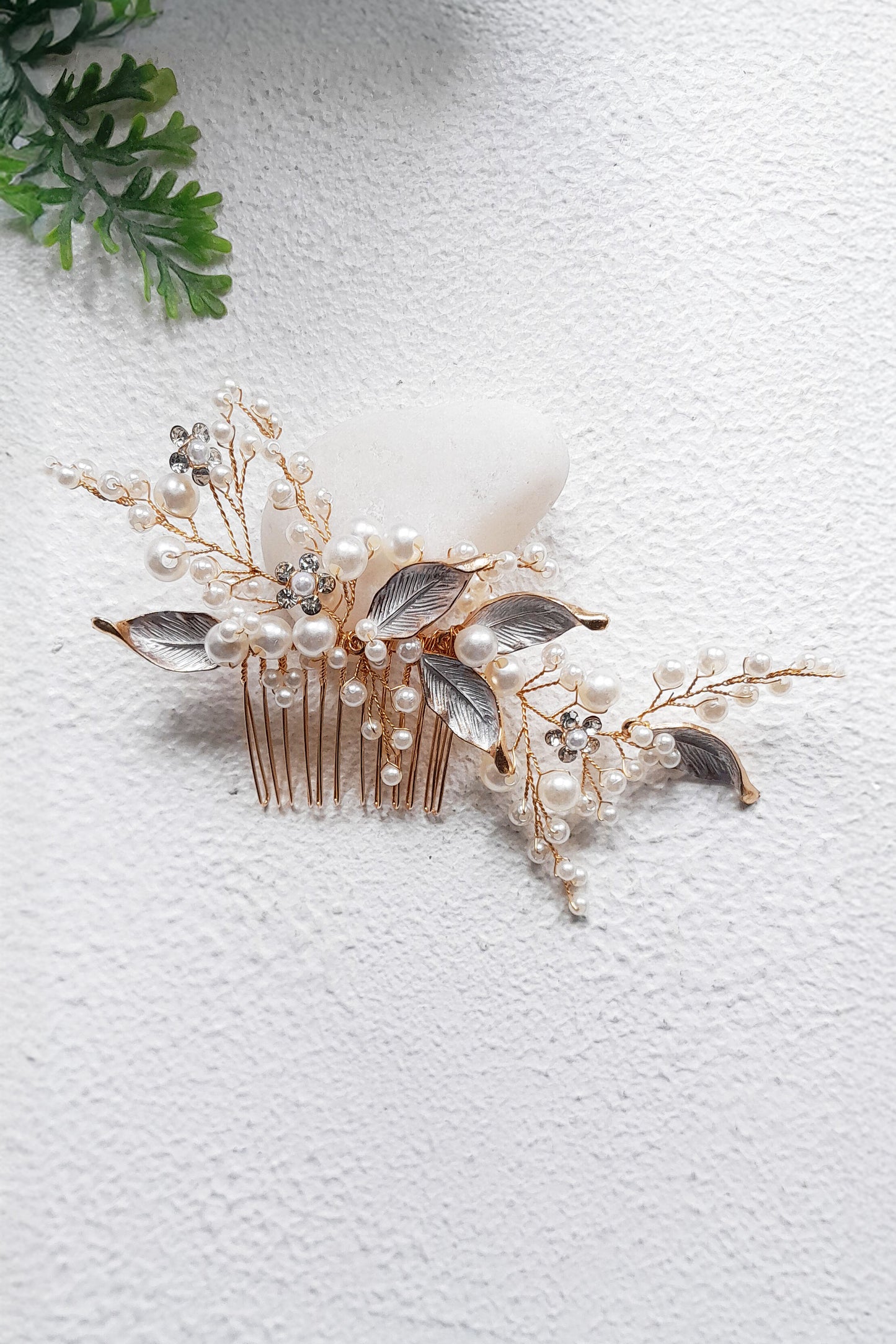 Pearl bridal hair comb in gold with crystals