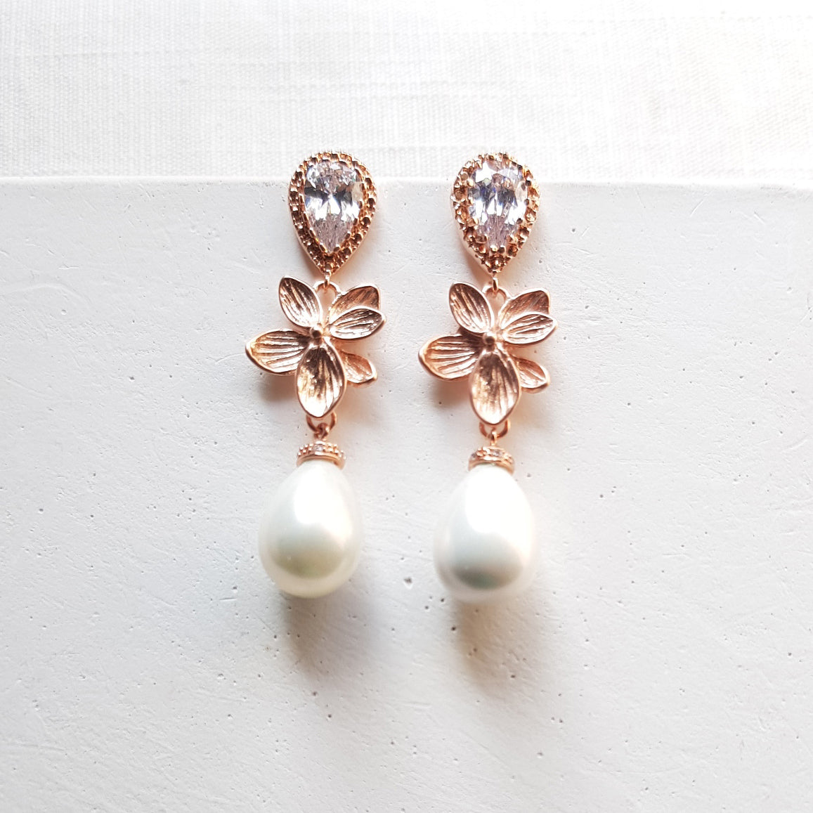 Flower pearl earrings rose gold