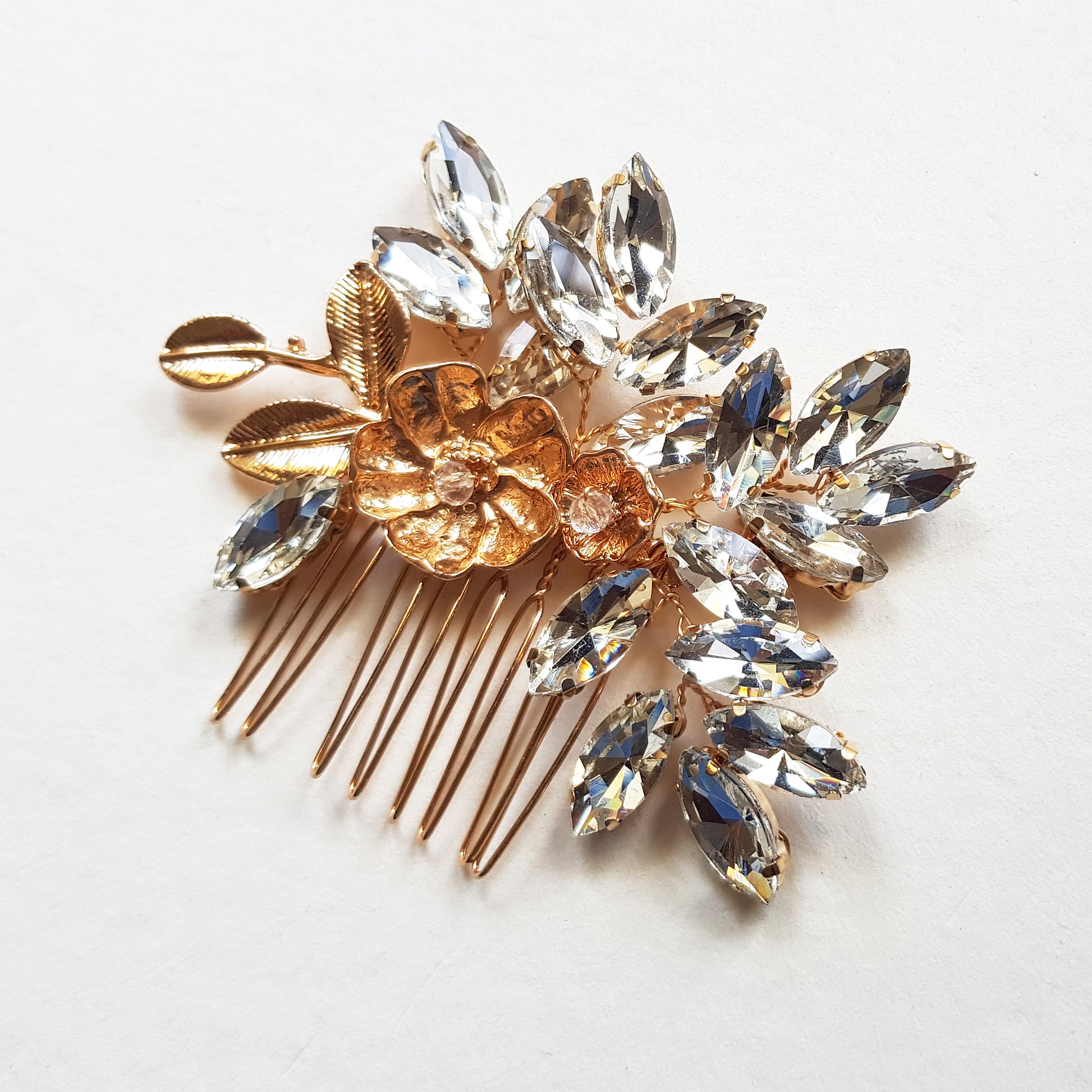 Small crystal bridal comb in gold