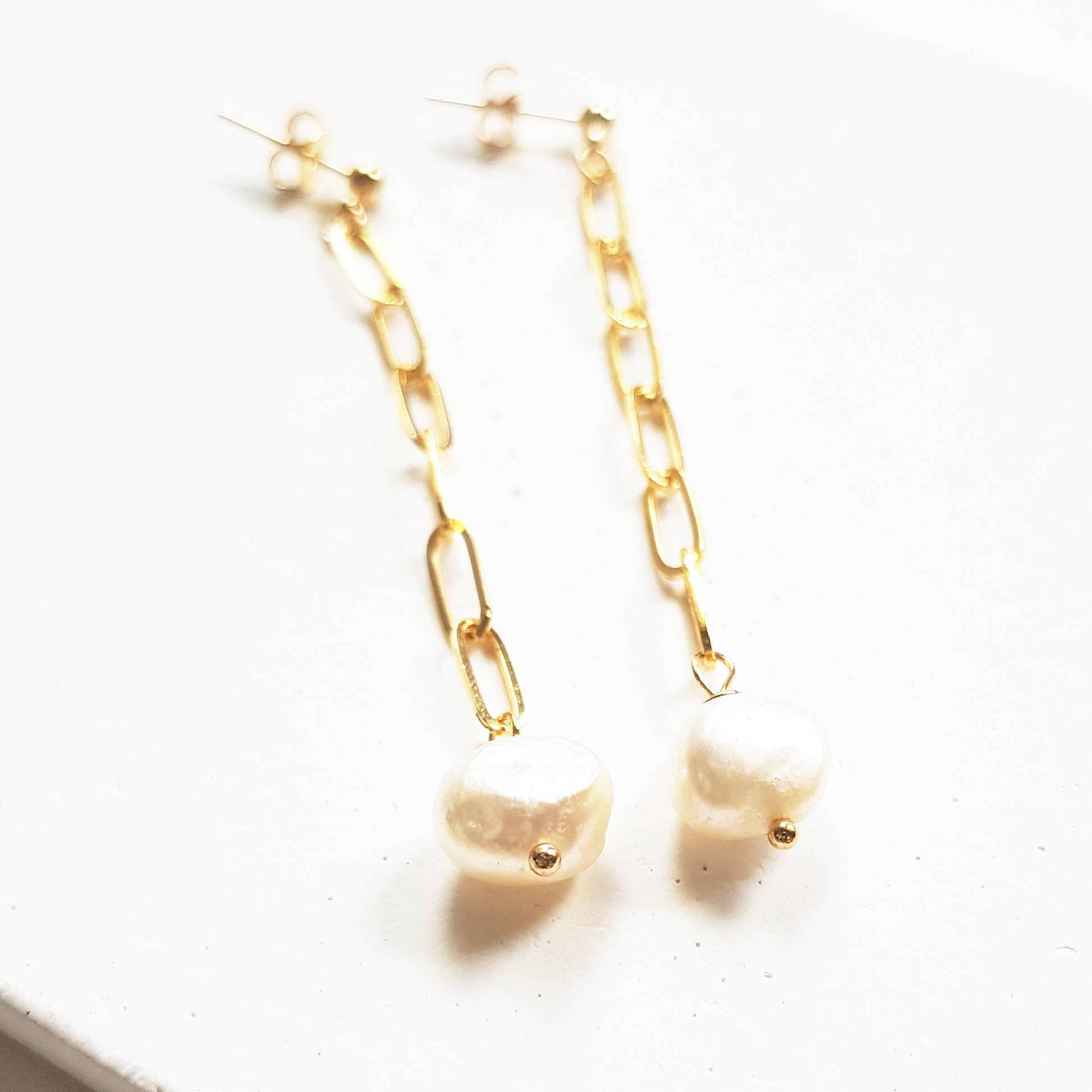 Long baroque pearl drop earrings gold with link chain