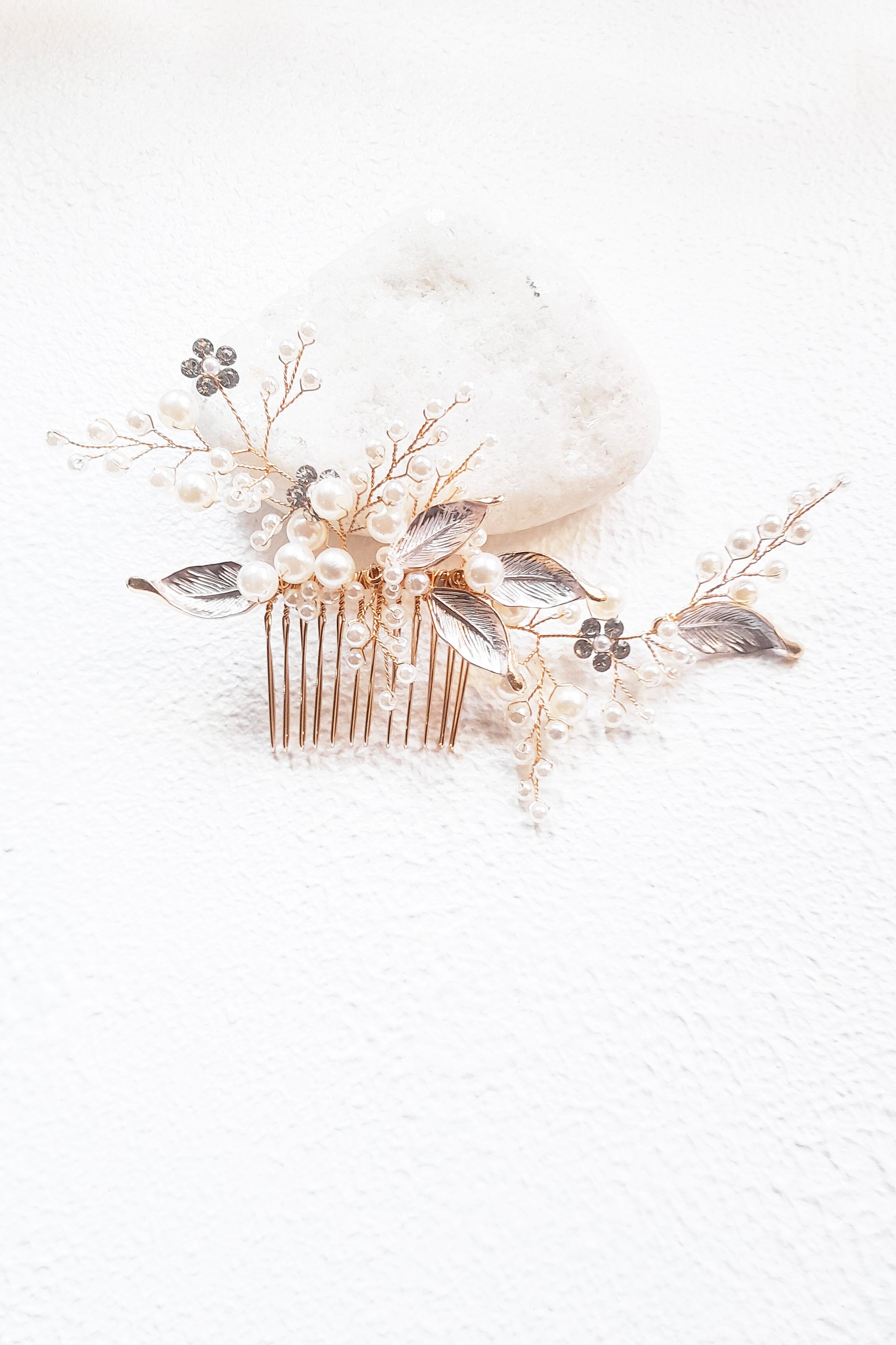 Pearl bridal hair comb in gold with crystals