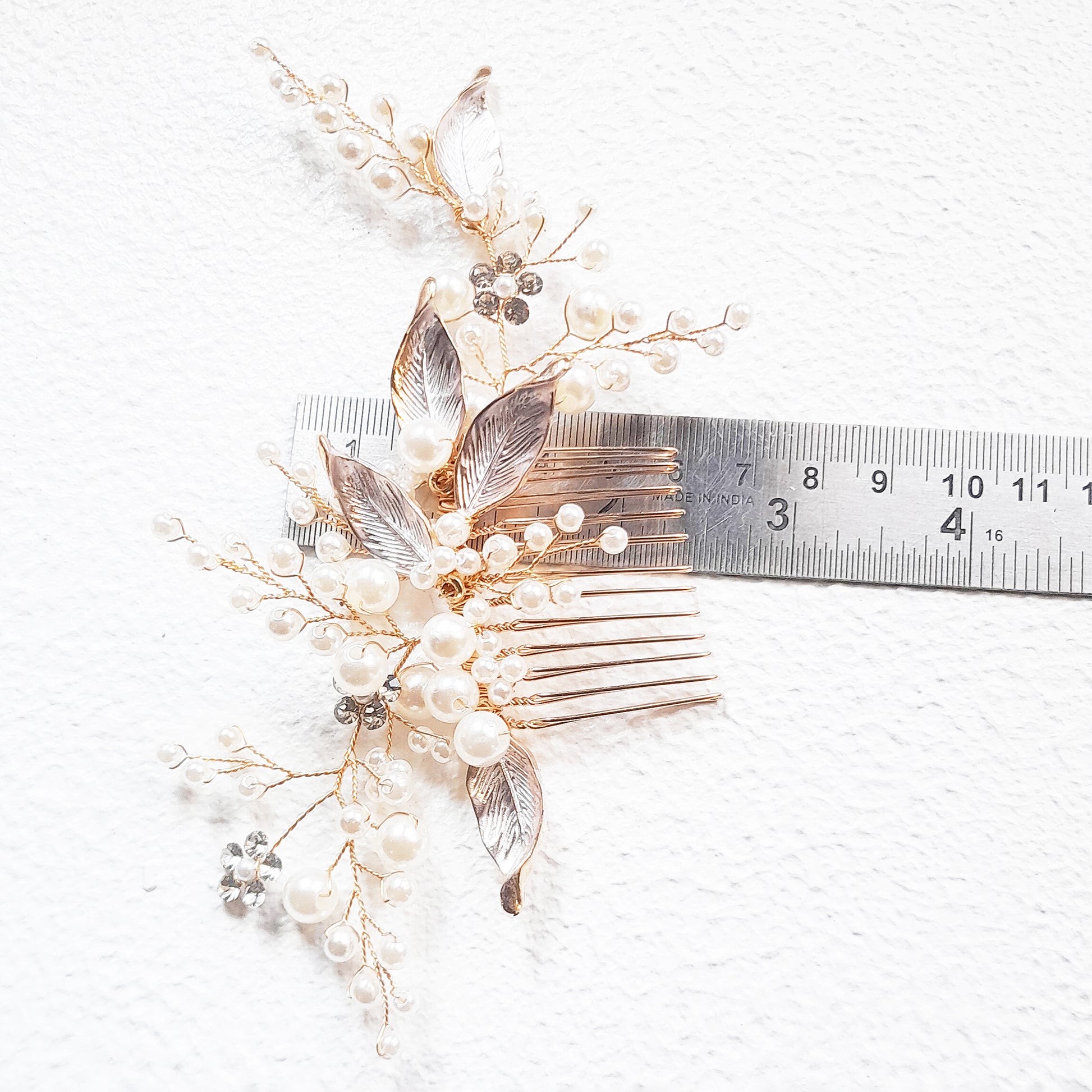 Pearl bridal hair comb in gold with crystals