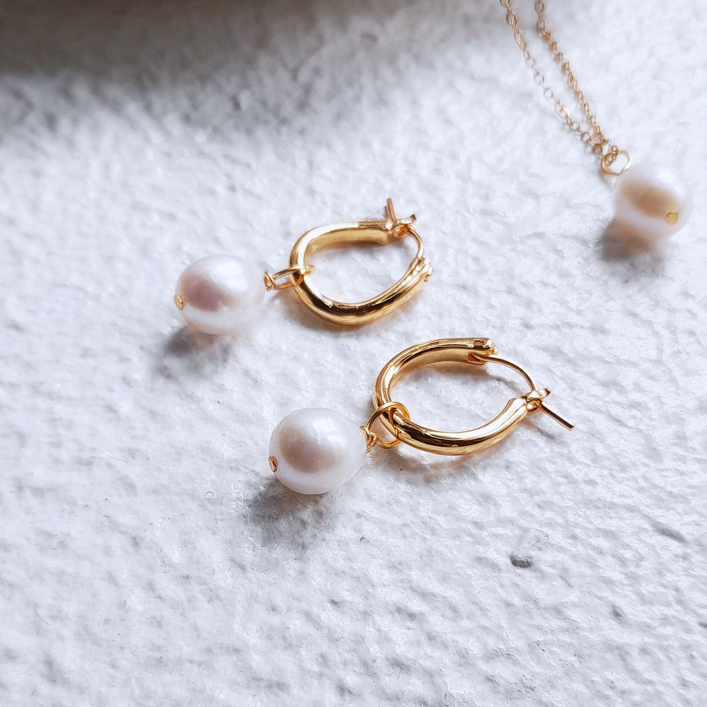 Small Pearl Hoop Earrings - Elegant Wave Design, 18k Gold Plated
