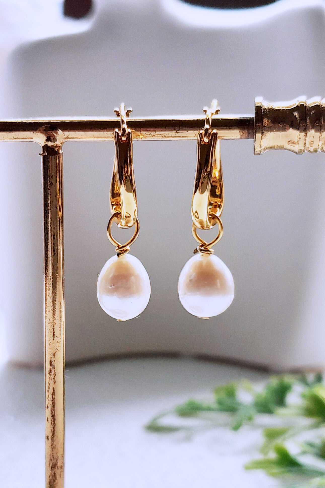 Small Pearl Hoop Earrings - Elegant Wave Design, 18k Gold Plated