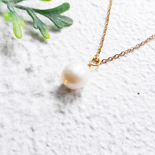 Elegant Single Pearl Necklace in Gold - Timeless Jewelry for Any Occasion