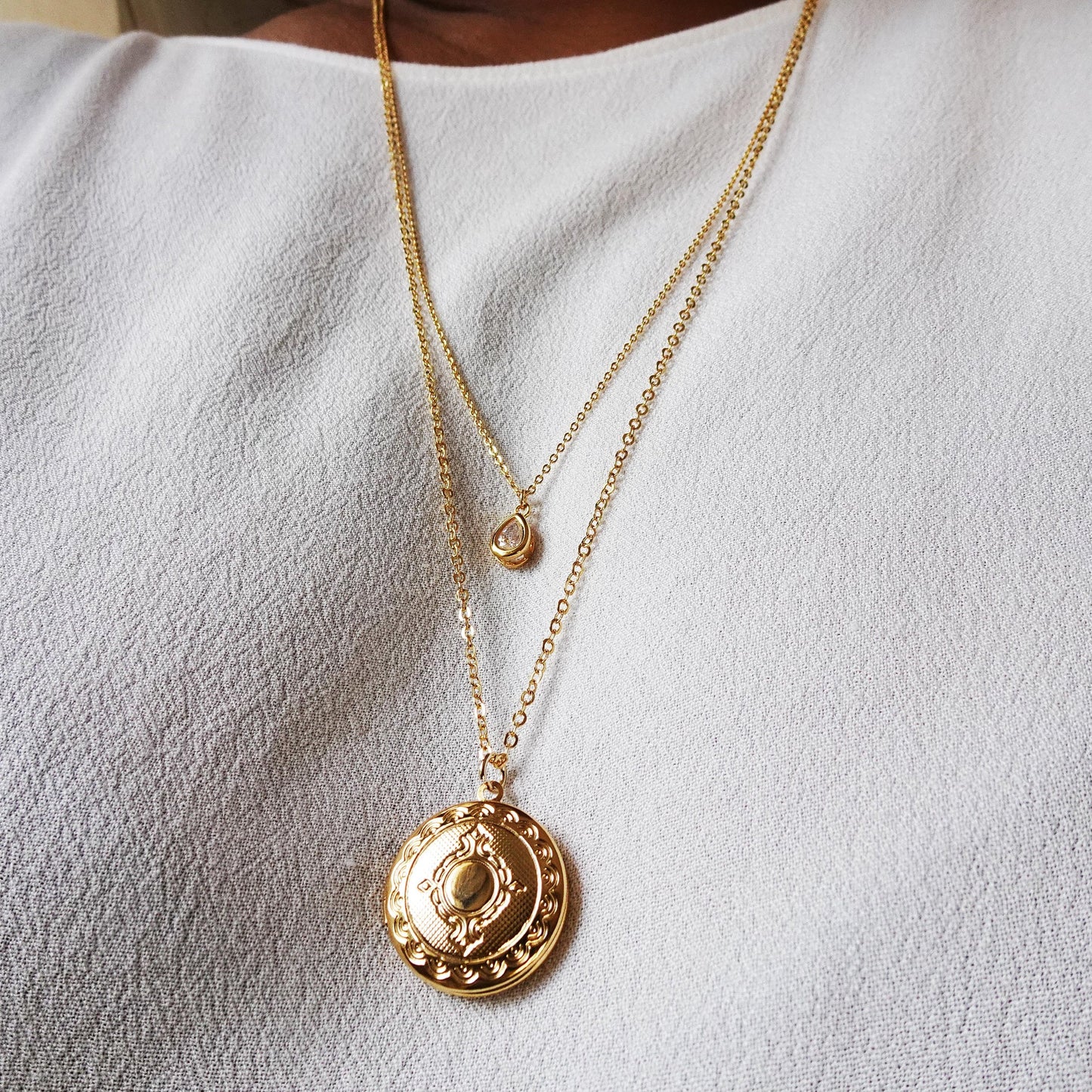 Elegant Gold Photo Lockets - Heart & Round Styles